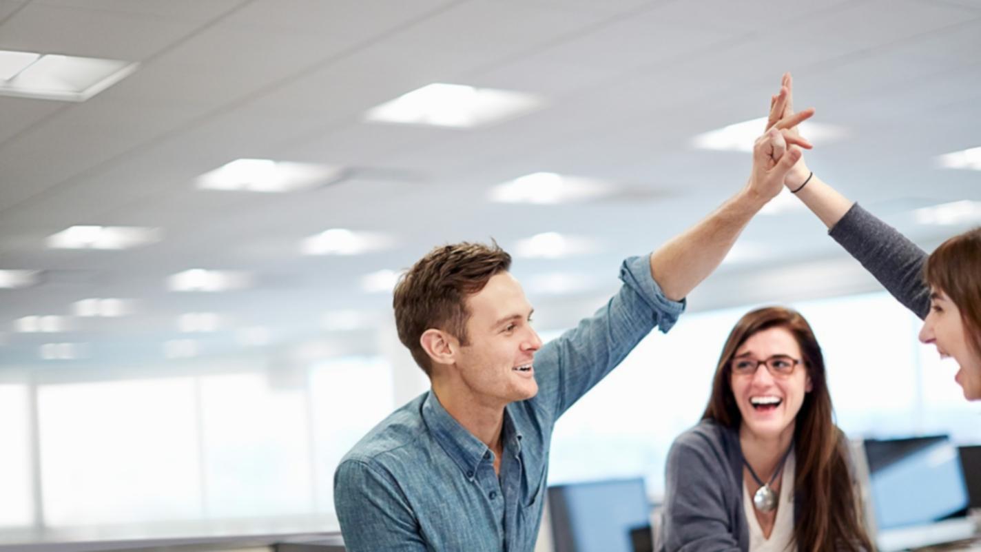 Studierende diskutieren Finanzmodelle in Kleingruppen