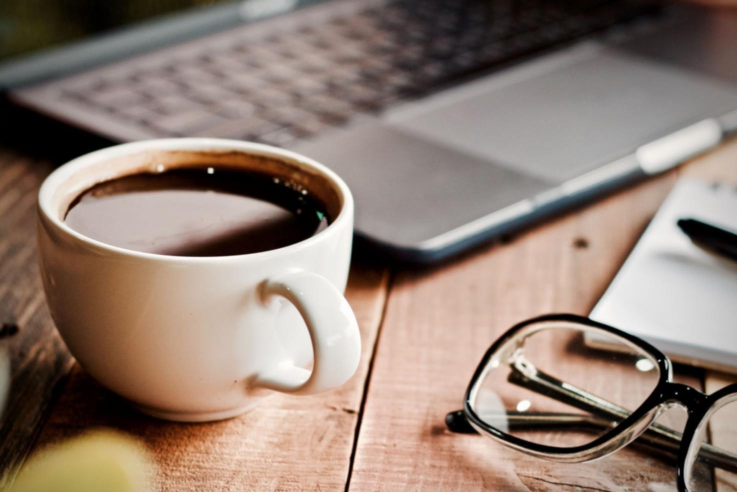 Digitaler Arbeitsplatz mit Finanzplanungsdokumenten